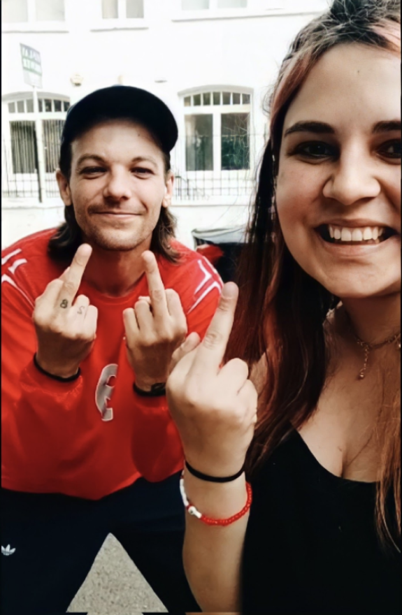 Mariana com cantor Louis Tomlinson, em Londres (Foto: Arquivo pessoal)
